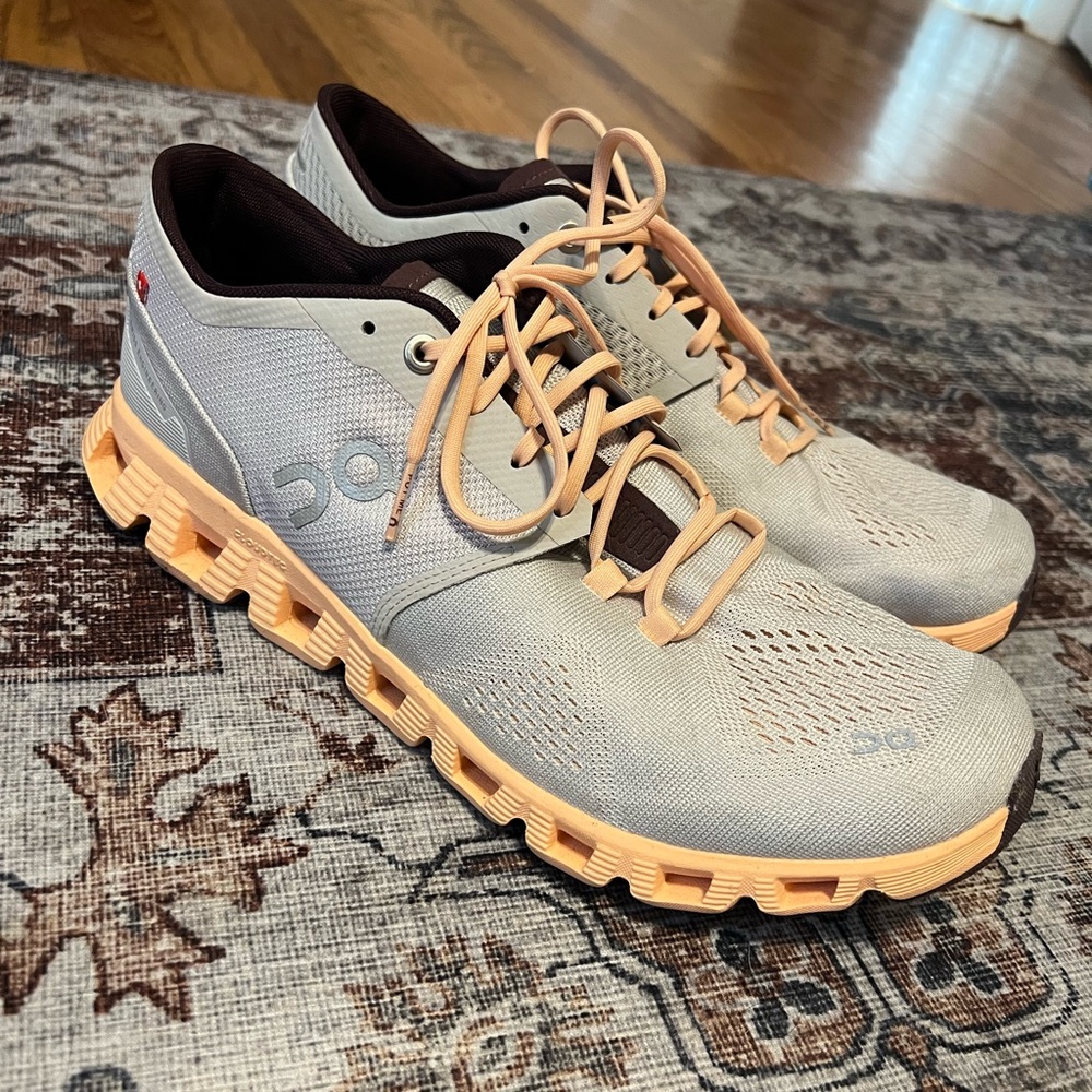 Womens On Cloud sneakers